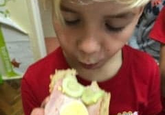 uczeń zjada wykonaną kanapkę